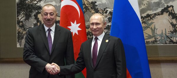 Президент РФ Владимир Путин и президент Азербайджана Ильхам Алиев (слева) во время встречи на полях второго форума международного сотрудничества Один пояс - один путь в Пекине - Sputnik Азербайджан