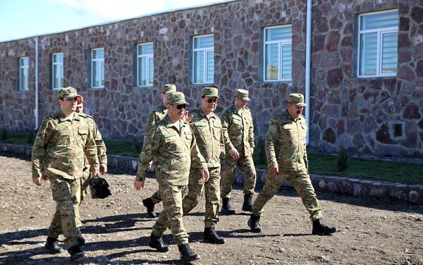 Министр обороны побывал на строящихся военных объектах в прифронтовой зоне - Sputnik Азербайджан
