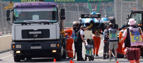 Пилот британской команды Williams Джордж Расселл на своем болиде наехал на дренажный люк - Sputnik Азербайджан