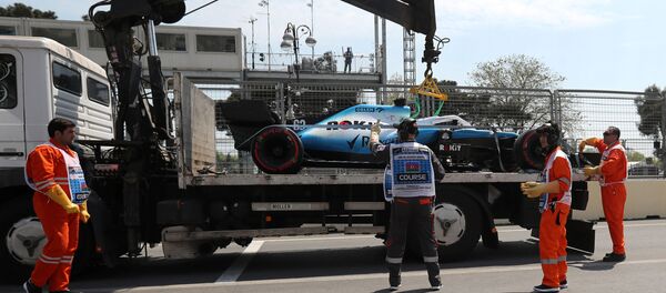 Пилот британской команды Williams Джордж Расселл на своем болиде наехал на дренажный люк - Sputnik Азербайджан