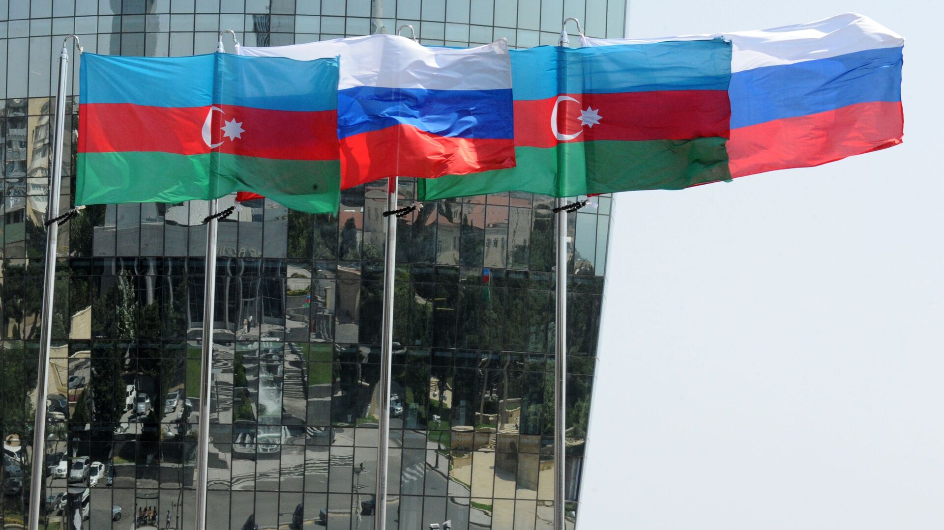 Национальные флаги России и Азербайджана на фоне фасада одной из башен Башни Пламени (Flame Towers) в Баку - Sputnik Азербайджан, 1920, 25.03.2021