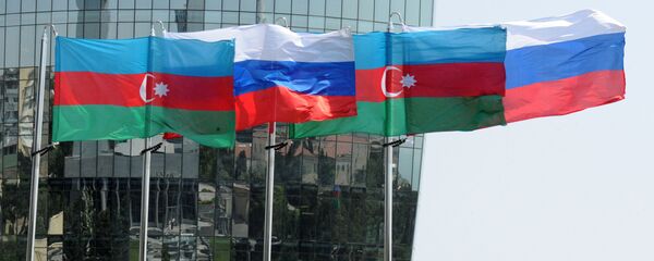 Национальные флаги России и Азербайджана на фоне фасада одной из башен Башни Пламени (Flame Towers) в Баку Национальные флаги России и Азербайджана на фоне фасада одной из башен Башни Пламени (Flame Towers) в Баку - Sputnik Азербайджан