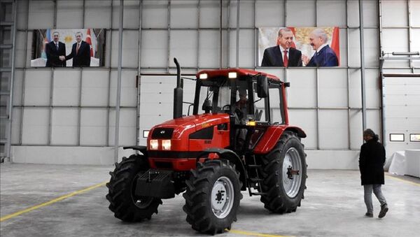 С конвейера машиностроительного завода в турецком городе Кырыккале сошли первые тракторы - Sputnik Азербайджан
