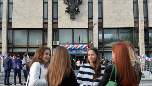 Студенты у здания Московского государственного института международных отношений (МГИМО)  - Sputnik Азербайджан