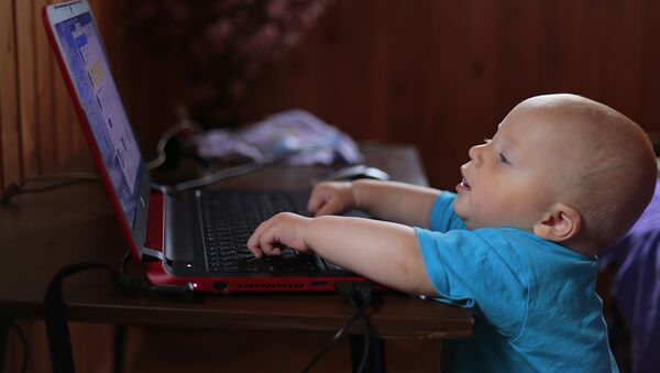Ребенок за ноутбуком, фото из архива - Sputnik Азербайджан