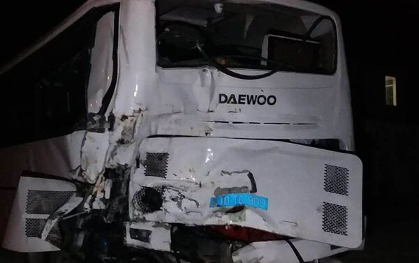 Авария с участием автомобиля коммунального сервиса и пассажирского автобуса - Sputnik Азербайджан