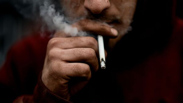 Мужчина курит сигарету - Sputnik Азербайджан