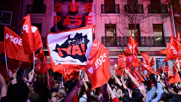 Сторонники правящей Социалистической партии Испании (PSOE) празднуют победу в выборах перед штаб-квартирой партии в Мадриде  - Sputnik Азербайджан