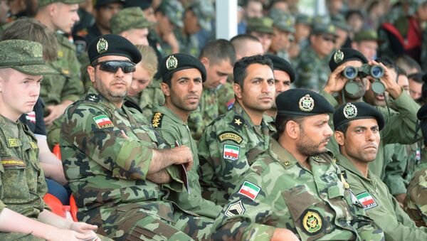 Военнослужащие армии Ирана на подмосковном полигоне Алабино, где проходят соревнования по танковому биатлону Армейских международных Игр - Sputnik Азербайджан