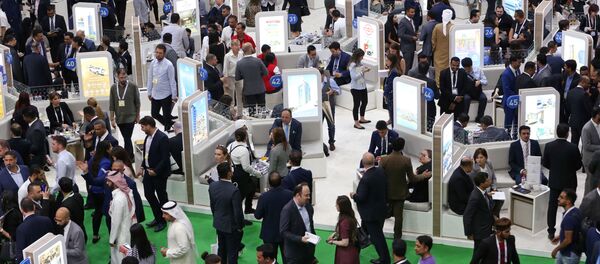 Посетители возле стендов на Arabian Travel Market 2019 в Дубае, ОАЭ - Sputnik Азербайджан