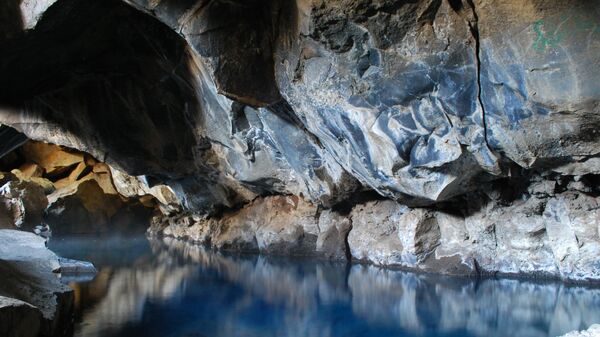 Вулканическая пещера Грьетагья в Исландии - Sputnik Азербайджан