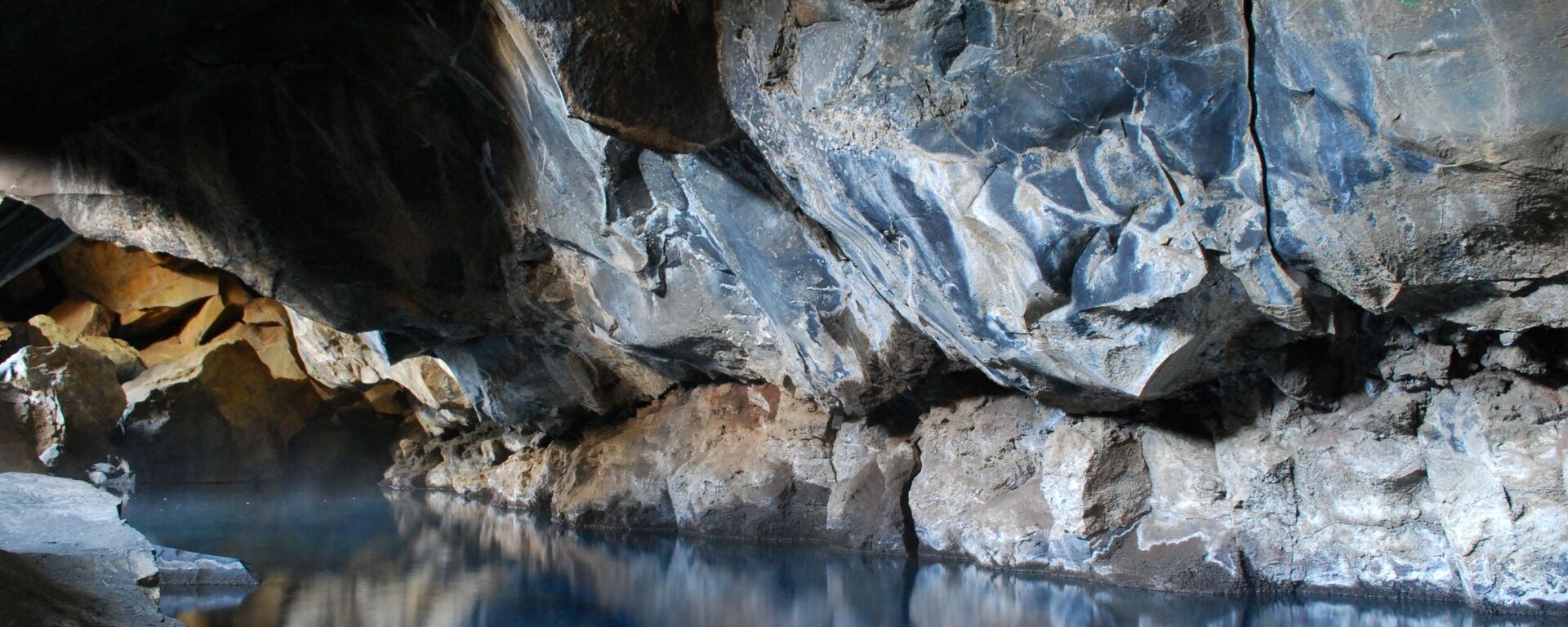 Вулканическая пещера Грьетагья в Исландии - Sputnik Азербайджан, 1920, 25.04.2023