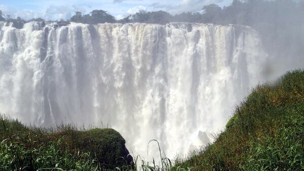 Водопад Виктория - потрясающий природный феномен, находится на реке Замбези на границе Замбии и Зимбабве. Водопад чрезвычайно широк - приблизительно 1,8 километра в ширину. Высота падения воды изменяется от 80 метров у правого берега водопада до 108 метров в центре - Sputnik Азербайджан
