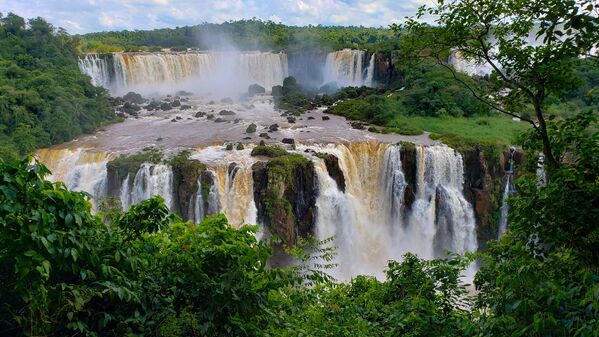 Игуасу состоит из 275 водопадов, общей шириной более трех километров, а высота достигает 82 метров. Шум от водопада слышен за 20-25 километров. Игуасу находится на границе Бразилии и Аргентины, образуют водопад две реки - Игуасу и Парана - Sputnik Азербайджан