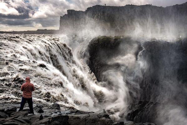 Исландия известна прекраснейшими водопадами, озерами, гейзерами и ледниками. Одним из самых знаменитых и красивых водопадов Исландии является водопад Деттифос. Ширина Деттифосса - около 100 метров, а высота - 44 метра - Sputnik Азербайджан