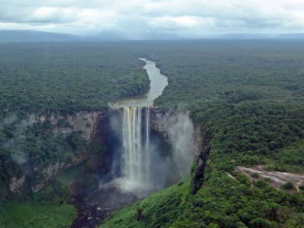 Водопад Кайетур – один из самых мощных водопадов, расположенный на территории западной Гайаны, неподалеку от границы с Венесуэлой. Огромное количество воды низвергается со скального уступа в 226 метров в покрытую туманом пропасть - Sputnik Азербайджан