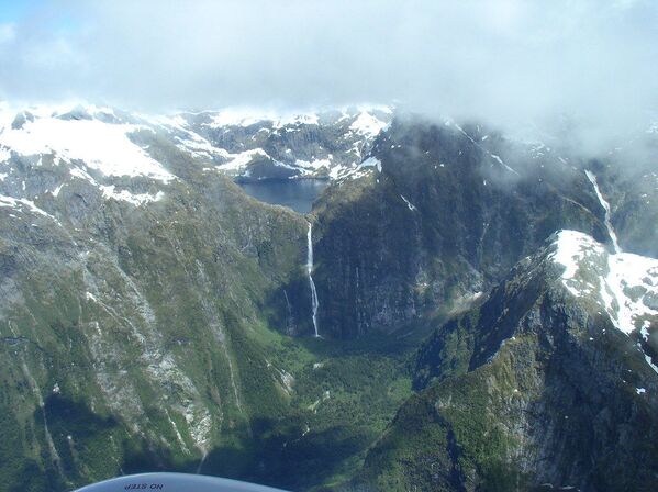 Водопад Сазерленд один из самых высоких водопадов в Океании. Его высота - 580 метров. Водопад находится в одном из самых живописных уголков Новой Зеландии - на территории национального парка Фьордленд, включенного в список Всемирного Наследия ЮНЕСКО - Sputnik Азербайджан