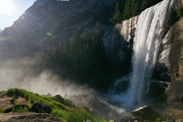 Водопад Йосемити расположен в Калифорнии в одноименном национальном парке. Этот водопад является одним из самых высоких водопадов в Северной Америке и 20-м по высоте в мире. Высота Йосемити - 739 метров - Sputnik Азербайджан