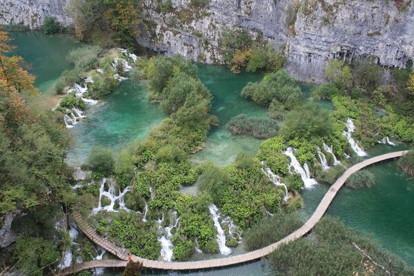 Плитвицкие озера - национальный парк в Хорватии. Основные водопады располагаются на Верхних озёрах - Батиновачки, Галовачки, Козячки. Самым красивым и известным по праву является водопад Саставци, низвергающий воду рек Корана и Плитвица с высоты 72 метра - Sputnik Азербайджан