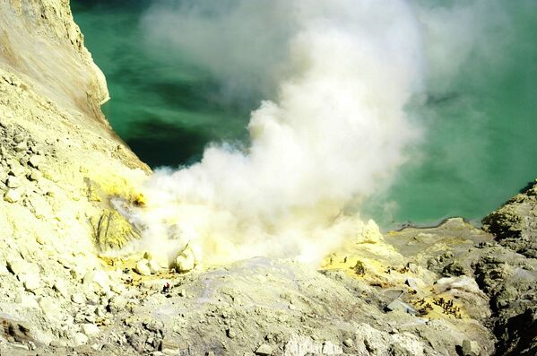 Кальдера вулкана Иджен, в которой раположено сернистое озеро Кавах Иджен, Индонезия - Sputnik Азербайджан