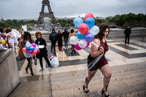 Модель на показе The All Sizes Catwalk в Париже, Франция - Sputnik Азербайджан