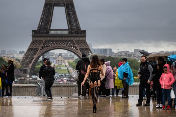 Модель на показе The All Sizes Catwalk в Париже, Франция - Sputnik Азербайджан