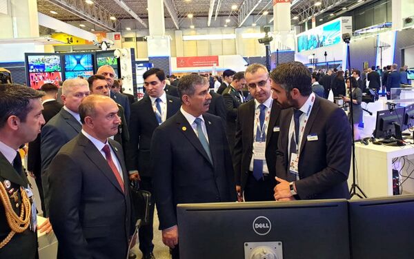 Министр обороны Азербайджана ознакомился с продукцией различных компаний, продемонстрированной на выставке DEF-2019 - Sputnik Азербайджан