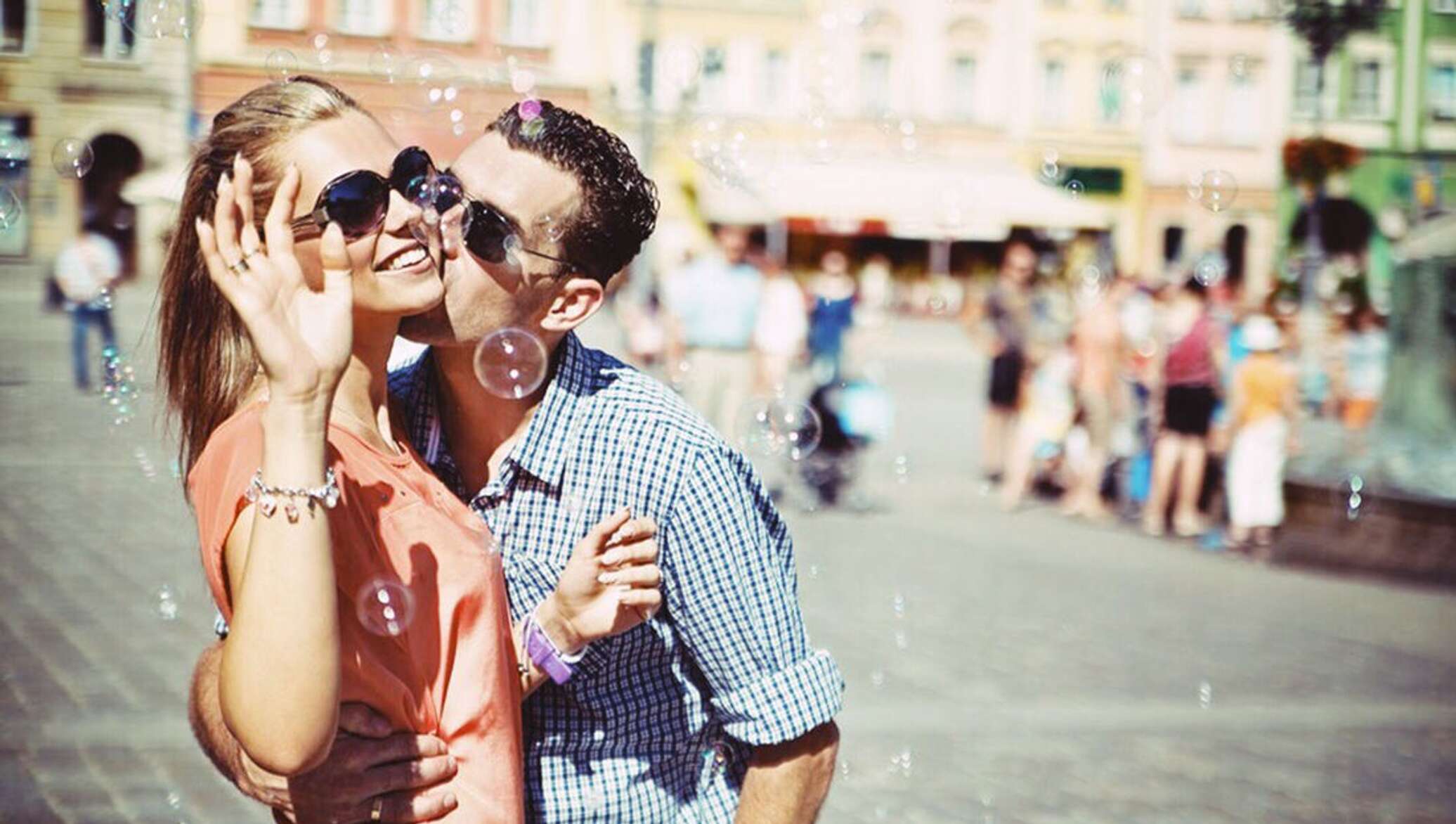 Стильная пара. Фотосессия влюбленной пары. Реальные пара встретится. Молодые пары. Селфи пары на море.