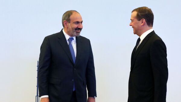 Председатель правительства РФ Дмитрий Медведев и премьер-министр Армении Никол Пашинян - Sputnik Azərbaycan