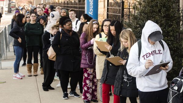Очередь, состоящая в основном из студентов, ожидает входа в клинику вакцинации в связи со вспышкой краснухи в кампусе Университета Темпл в Филадельфии - Sputnik Azərbaycan