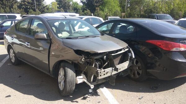 В Баку пьяный мужчина устроил дорогое шоу на чужом автомобиле В Баку пьяный мужчина устроил дорогое шоу на чужом автомобиле - Sputnik Азербайджан