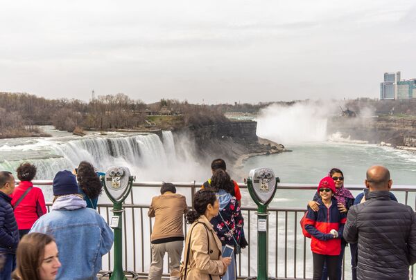 Туристы на смотровой площадке Государственного парка Ниагарского водопада в штате Нью Йорк, США - Sputnik Азербайджан