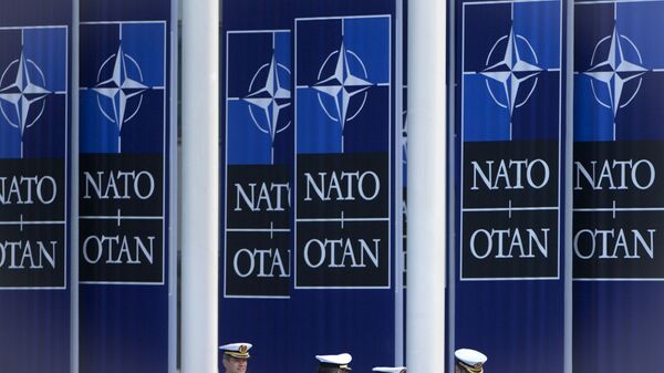 NATO-nun bayraqları mənzil qərargahın binası qarşısında - Sputnik Azərbaycan