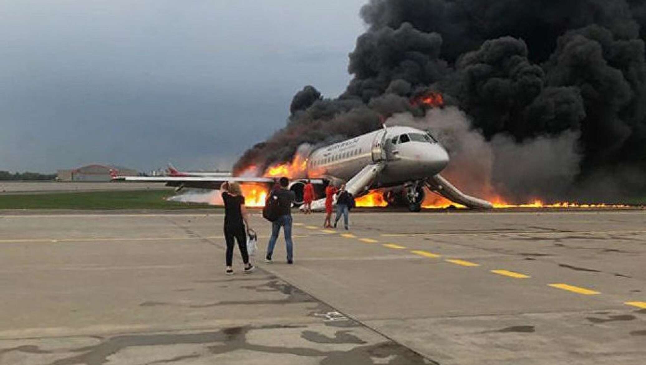 Инцидент с самолетом. Катастрофа SSJ 100 В Шереметьево. Авиакатастрофа Суперджет в Шереметьево. Пожар SSJ 100 В Шереметьево. Авиакатастрофа в Шереметьево 2019.