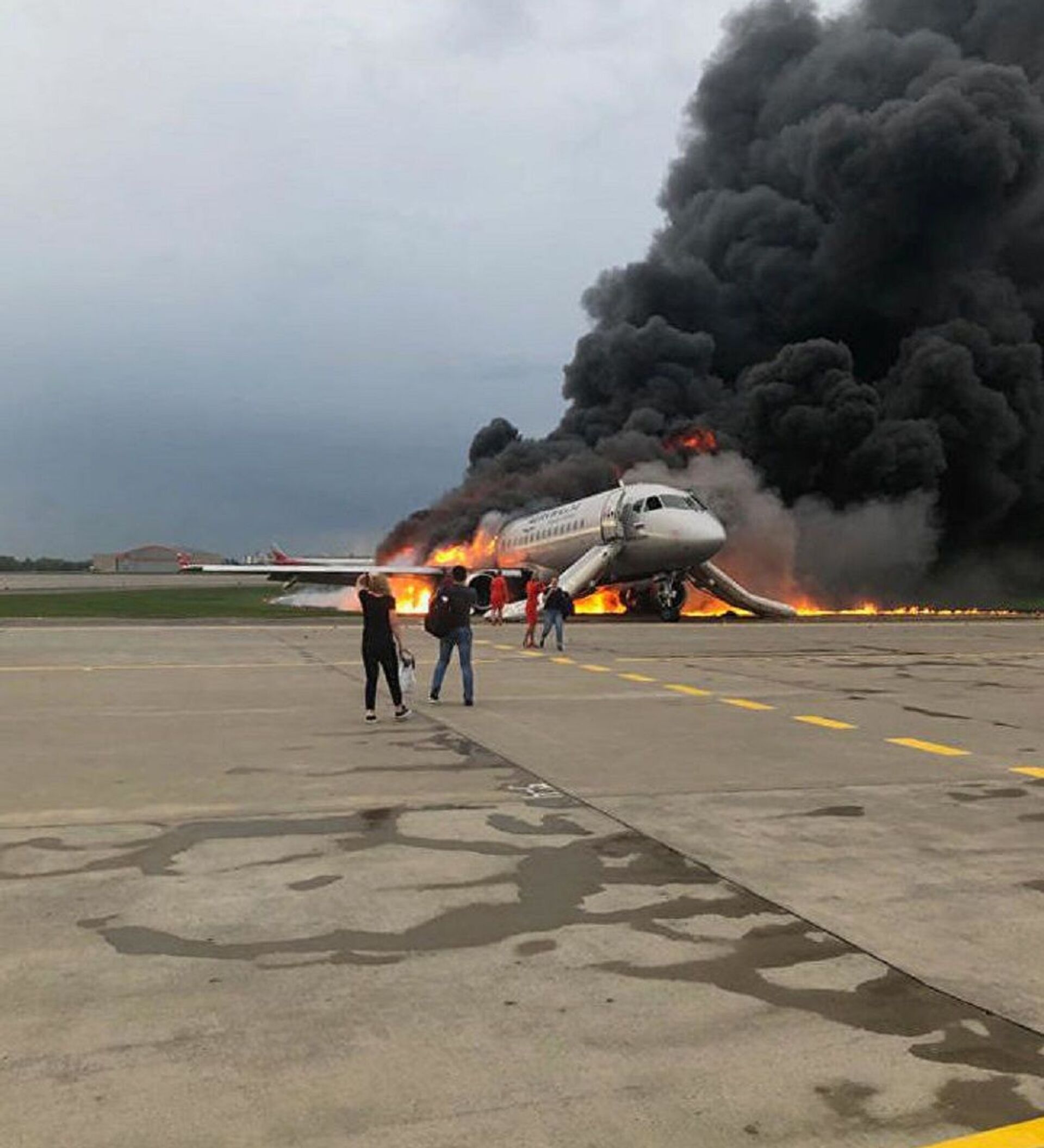 Авиакатастрофа 5 мая. Суперджет 100 пожар в Шереметьево. Шереметьево 2019 трагедия. Авиакатастрофа Суперджет в Шереметьево.