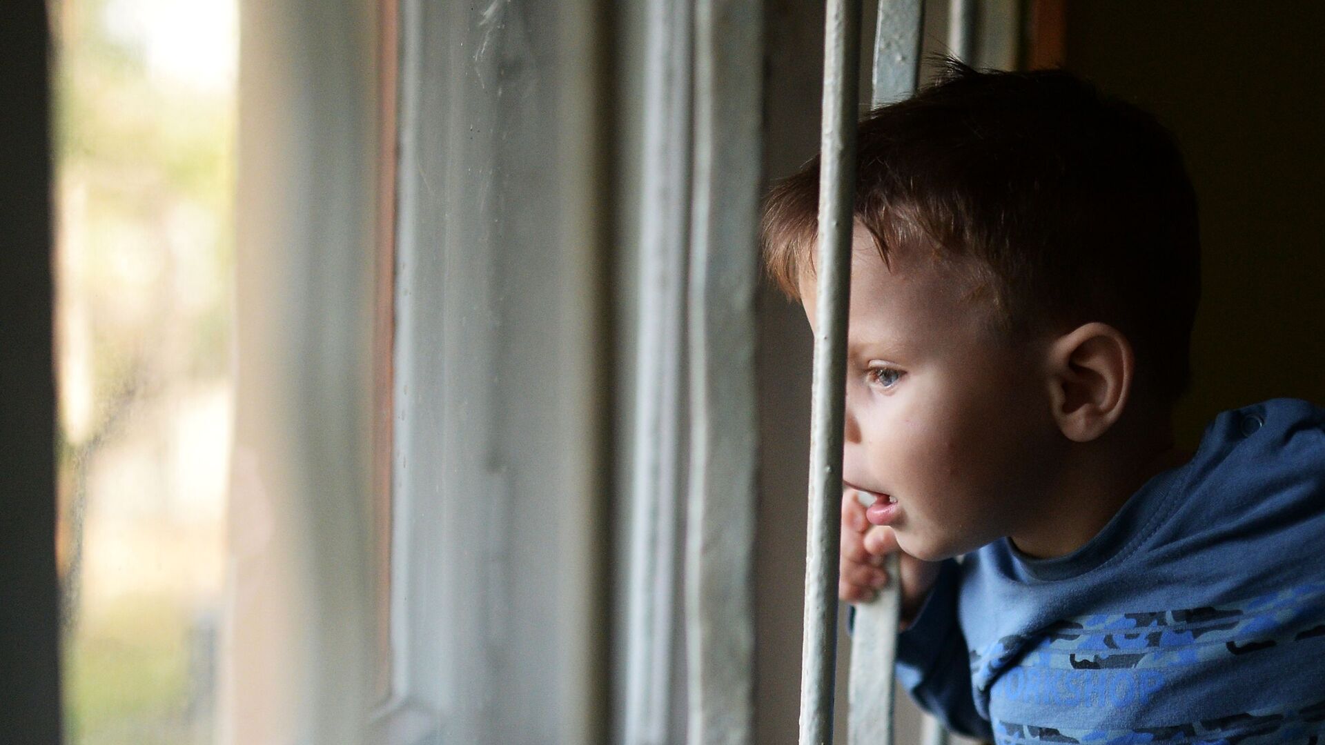 Воспитанник одного из домов ребенка смотрит в окно - Sputnik Азербайджан, 1920, 29.08.2022