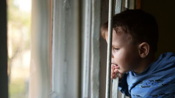 Воспитанник одного из домов ребенка смотрит в окно - Sputnik Азербайджан