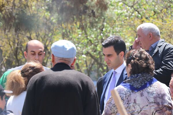 Sakinlər qərar verdilər: Gecəni küçədə yatarıq, amma ağacları kəsməyə qoymarıq Sakinlər qərar verdilər: Gecəni küçədə yatarıq, amma ağacları kəsməyə qoymarıq - Sputnik Azərbaycan