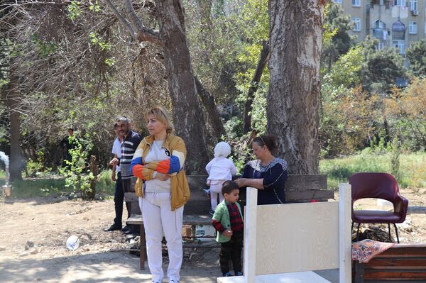 Sakinlər qərar verdilər: Gecəni küçədə yatarıq, amma ağacları kəsməyə qoymarıq Sakinlər qərar verdilər: Gecəni küçədə yatarıq, amma ağacları kəsməyə qoymarıq - Sputnik Azərbaycan