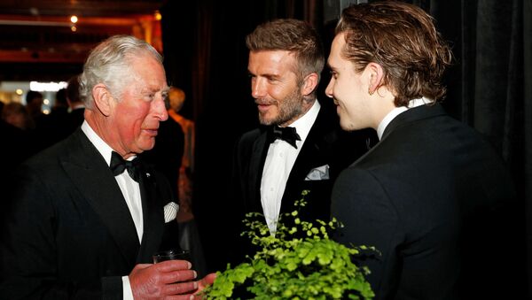 Британский принц Чарльз, принц Уэльский беседует с бывшим футболистом сборной Англии Дэвидом Бекхэмом и его сыном Бруклином - Sputnik Азербайджан