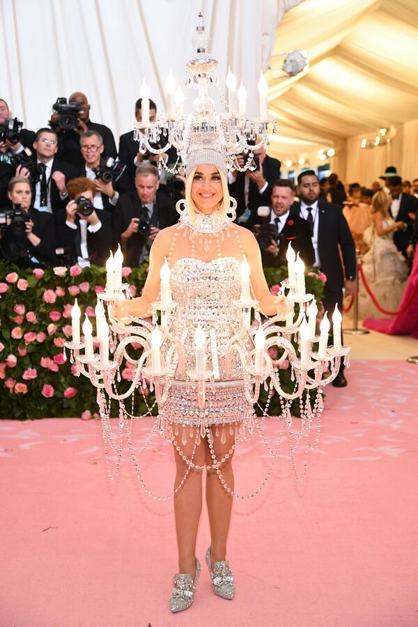 Красота по–американски: дикие наряды звезд на балу Met Gala Красота по–американски: дикие наряды звезд на балу Met Gala - Sputnik Азербайджан
