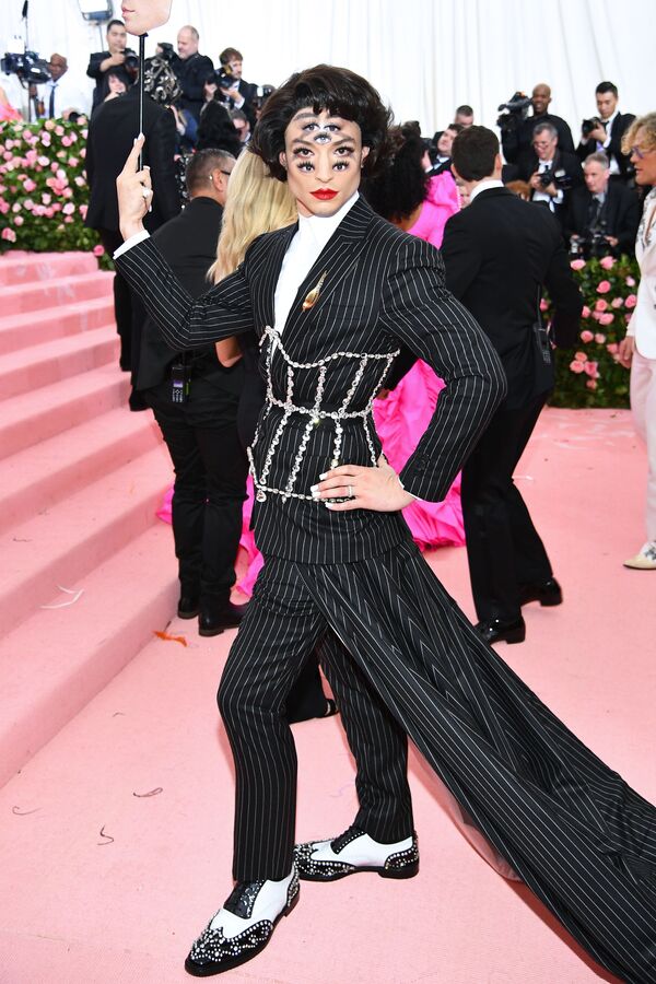 Красота по–американски: дикие наряды звезд на балу Met Gala Красота по–американски: дикие наряды звезд на балу Met Gala - Sputnik Азербайджан