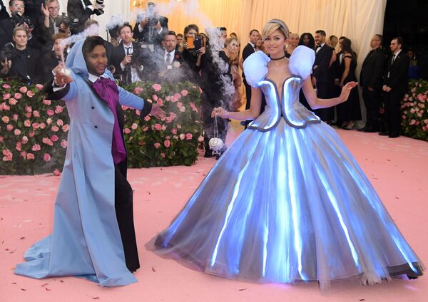 Красота по–американски: дикие наряды звезд на балу Met Gala Красота по–американски: дикие наряды звезд на балу Met Gala - Sputnik Азербайджан