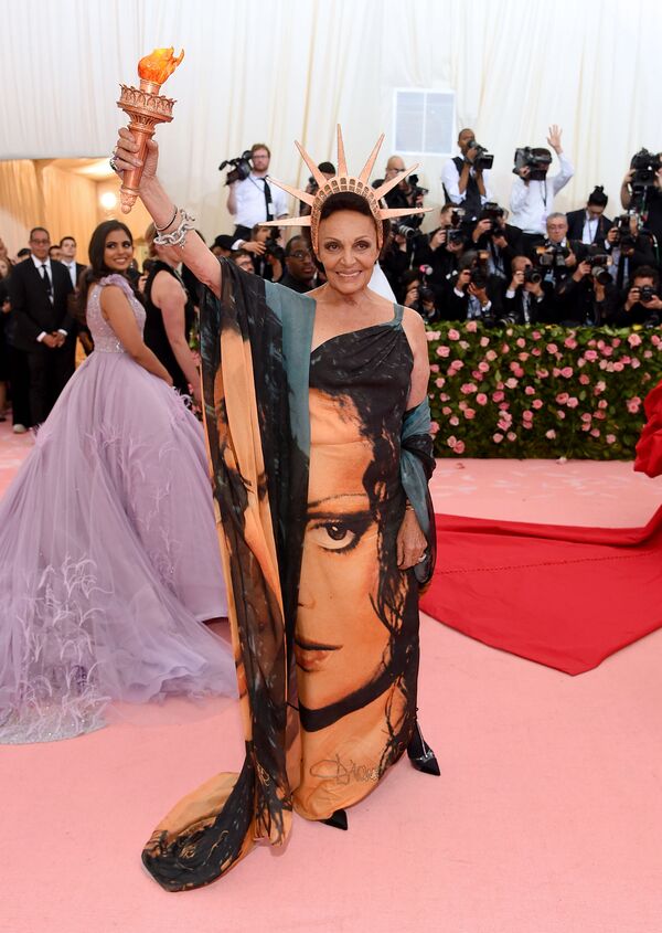 Красота по–американски: дикие наряды звезд на балу Met Gala Красота по–американски: дикие наряды звезд на балу Met Gala - Sputnik Азербайджан