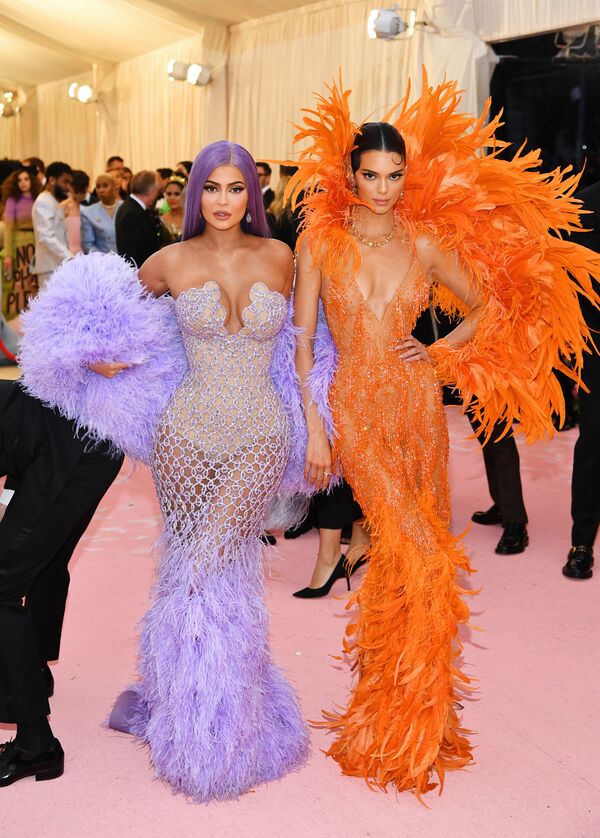 Красота по–американски: дикие наряды звезд на балу Met Gala Красота по–американски: дикие наряды звезд на балу Met Gala - Sputnik Азербайджан