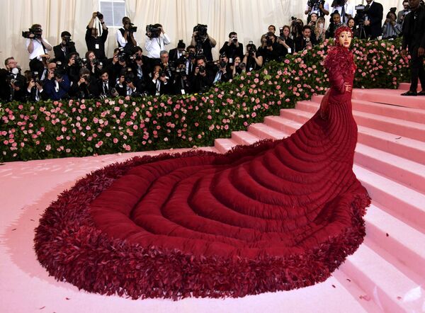 Красота по–американски: дикие наряды звезд на балу Met Gala Красота по–американски: дикие наряды звезд на балу Met Gala - Sputnik Азербайджан