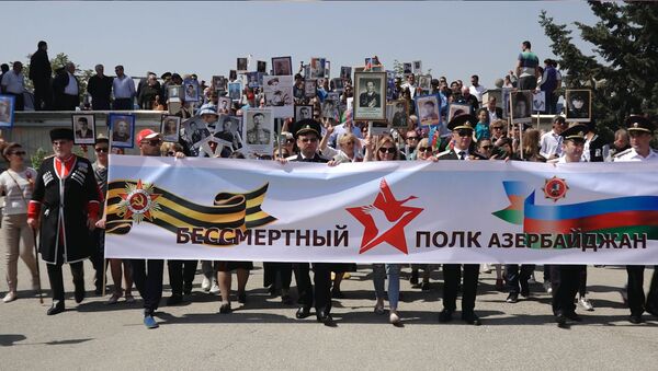 Взрослые и дети прошли единым строем: Бессмертный полк в Баку - Sputnik Азербайджан
