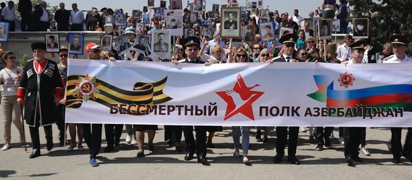 Взрослые и дети прошли единым строем: Бессмертный полк в Баку - Sputnik Азербайджан