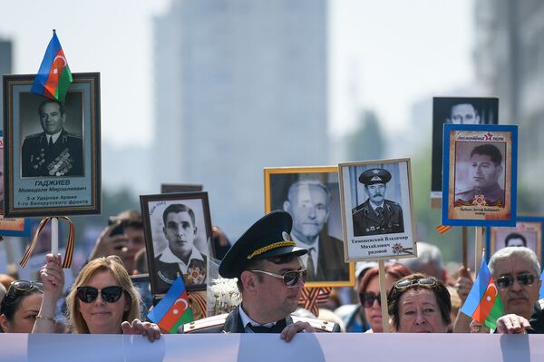 Акция Бессмертный полк по случаю 74 годовщины Дня Победы в Баку - Sputnik Азербайджан