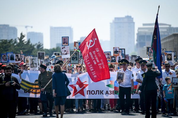 Акция Бессмертный полк по случаю 74 годовщины Дня Победы в Баку - Sputnik Азербайджан
